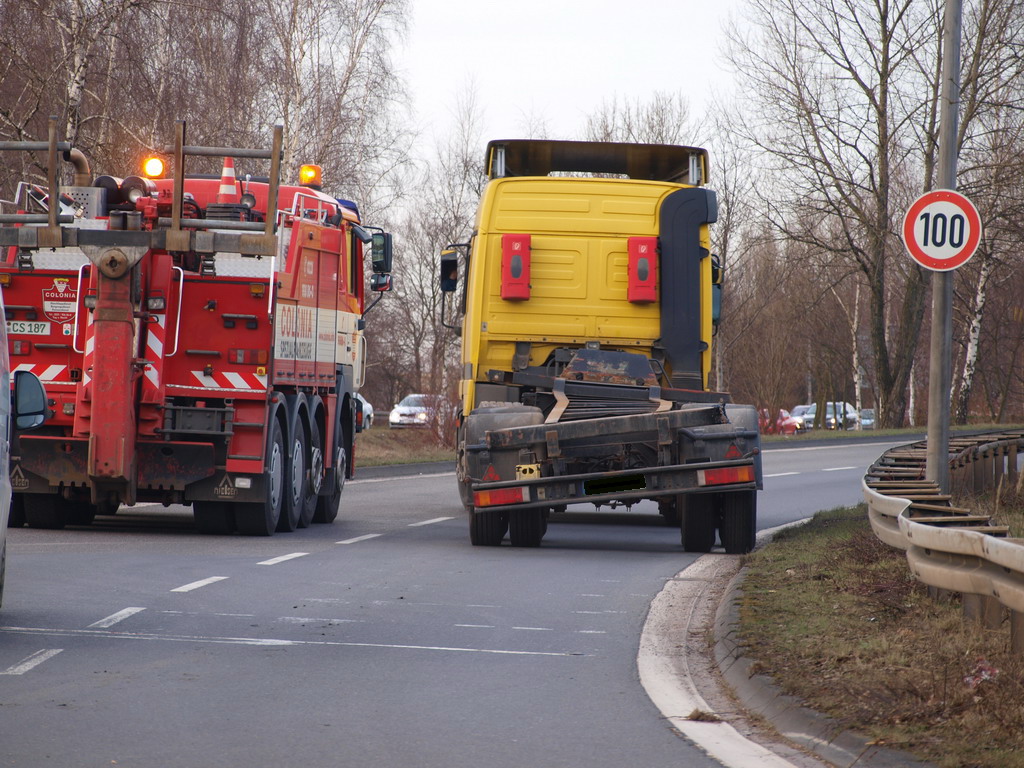 LKW verliert Container Koeln Niehler Ei P084.JPG